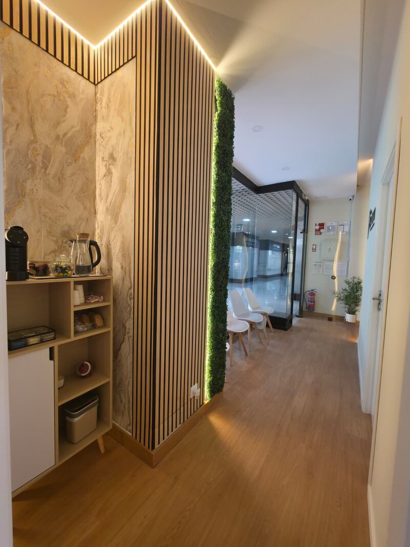 Interior da Clínica ReForm com ripados de madeira e luz quente
