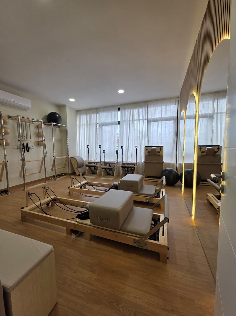 Estúdio de Pilates Clínico com equipamentos completos